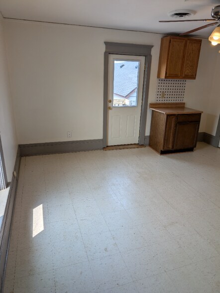 Building Photo - 324 N Dewey St