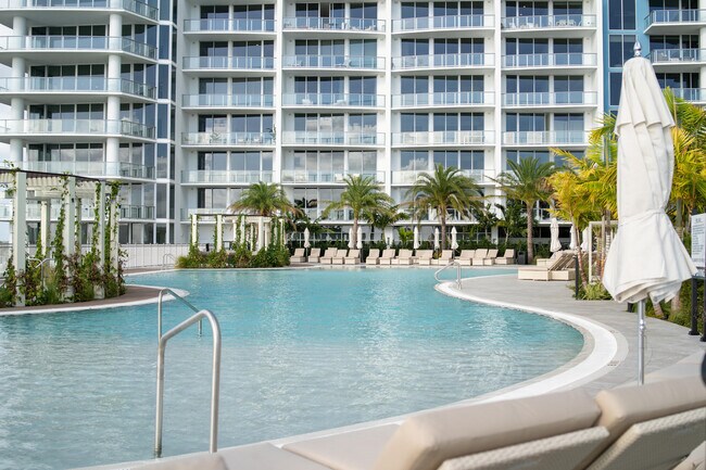 Building Photo - 220 Lake Shore Dr