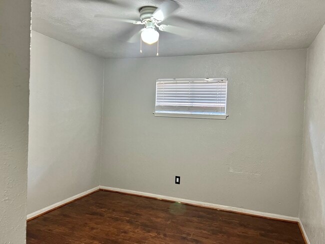 Building Photo - 2521 S Pearland Ave