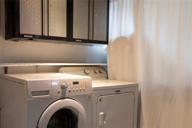 Building Photo - 750 NE 120th St