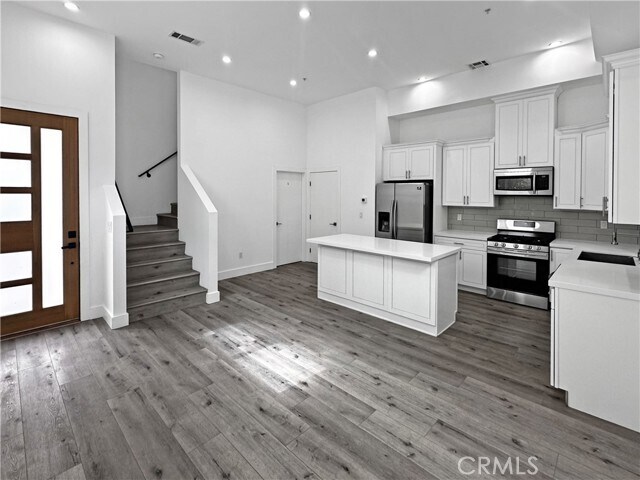Building Photo - 7127 S La Cienega Blvd
