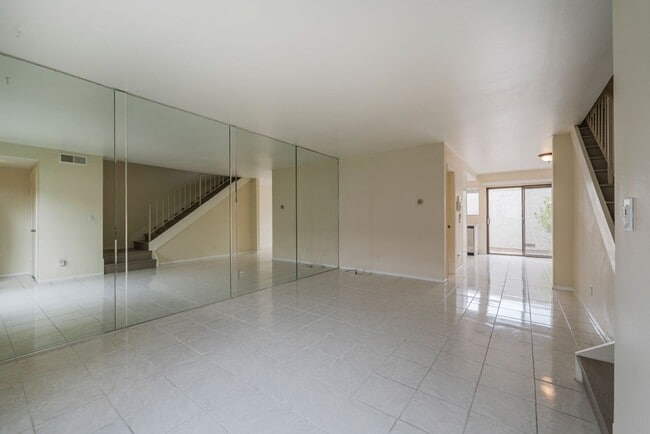 Building Photo - RPV Remodeled 2 bed 3 bath townhome in gat...