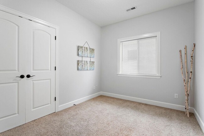 Building Photo - Beautiful 4-bdr/2.5 bath Hillsboro home w/ fireplace near nature area, Intel, Nike, and more