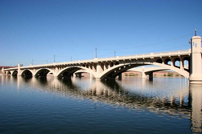 Building Photo - 716 W 11th St