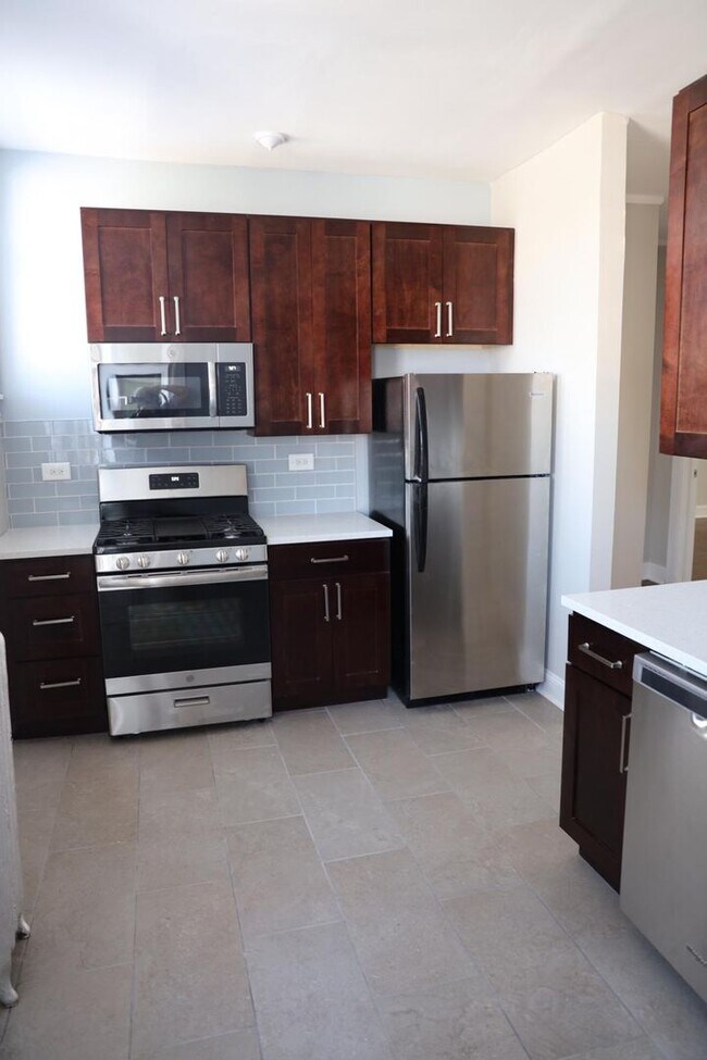 Building Photo - East Edgewater One Bed/One Bath ~ Heat Inc...