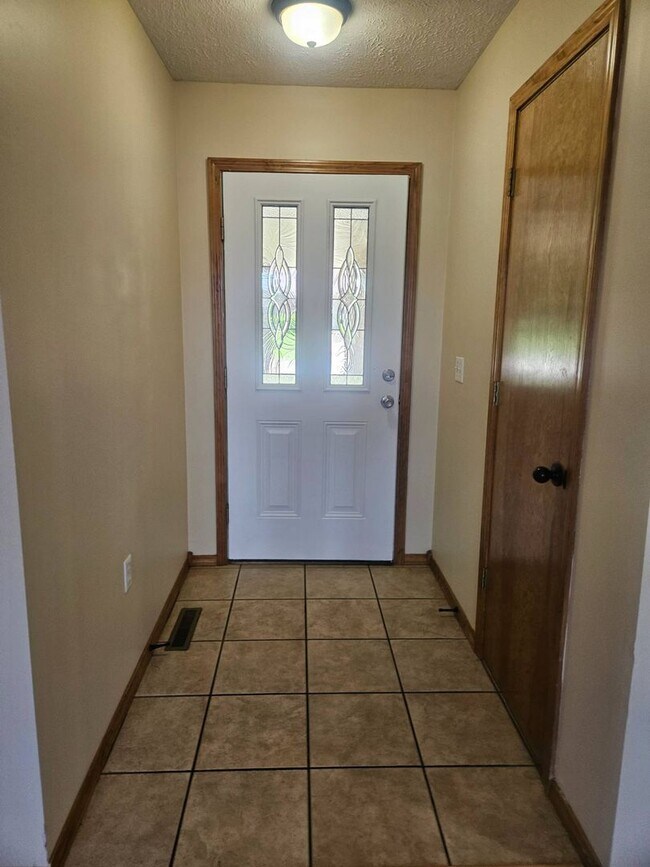 Building Photo - WOW! Look at this property ! You cant beat this price in NIXA-3200 SQ FT