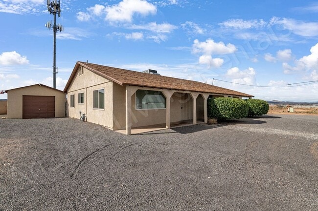 Building Photo - PET FRIENDLY CENTRALLY LOCATED ON ONE ACRE