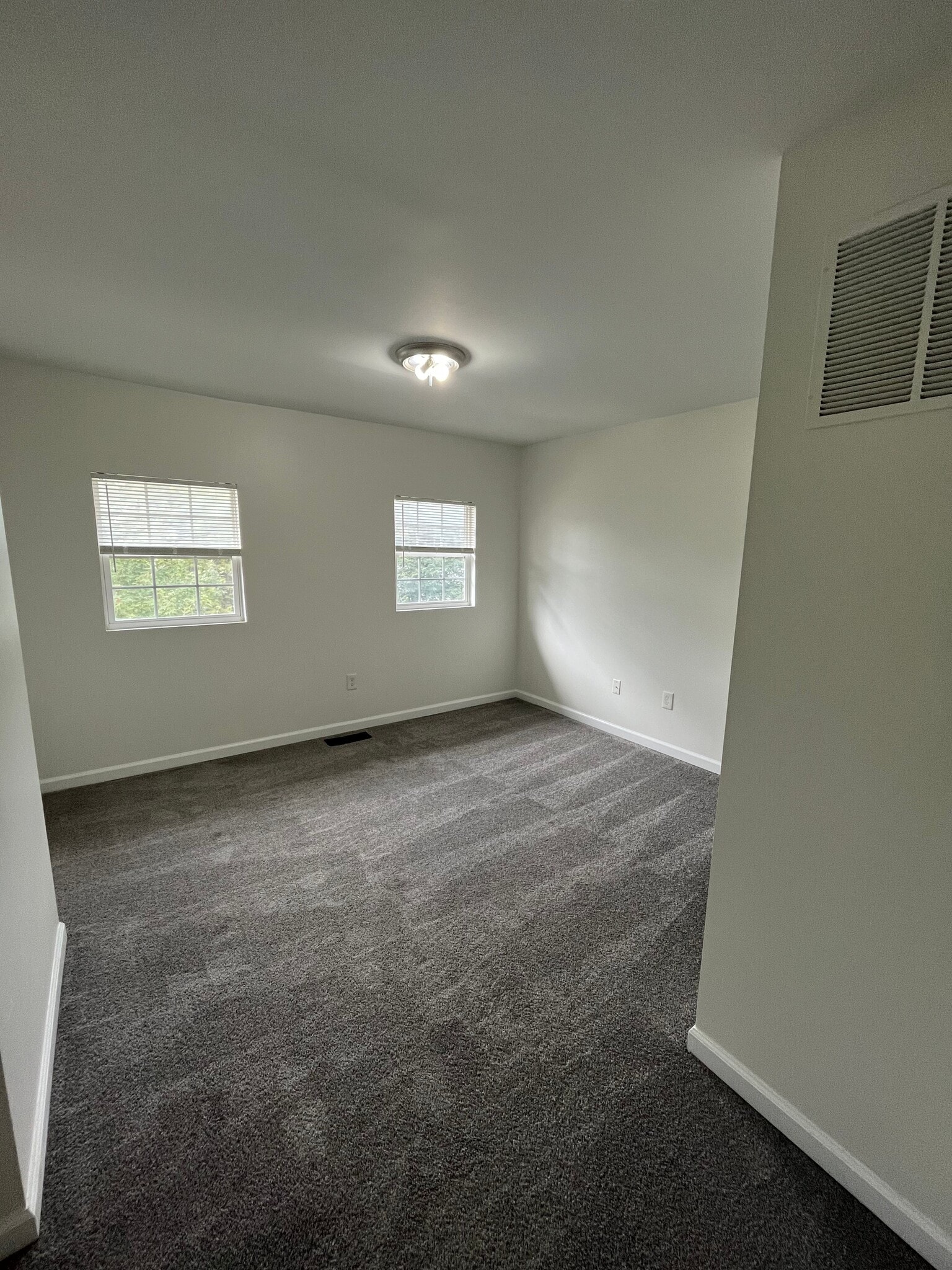 Building Photo - 360 E Hinman Ave