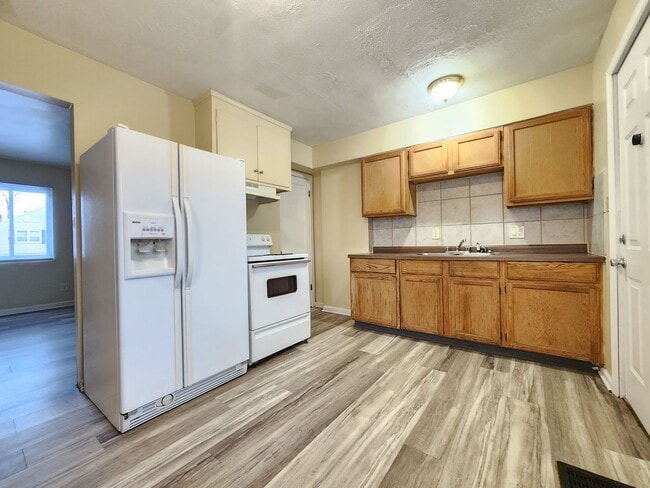 Building Photo - 964 S Harris Ave