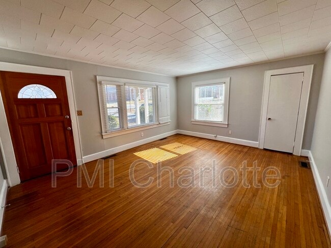Building Photo - 2722 Eastway Dr