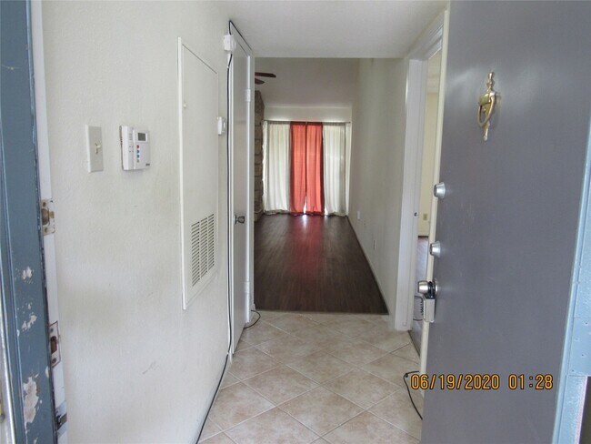 Building Photo - 17401 Red Oak Dr