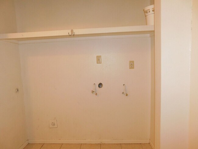 Building Photo - 402 Dressell Dr