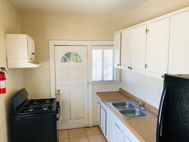 Building Photo - 715 E 23rd St