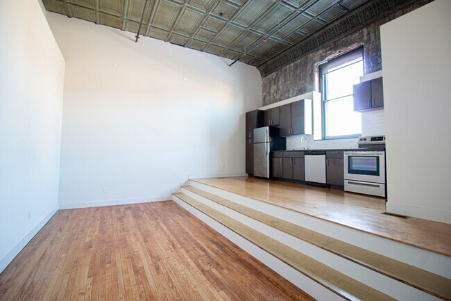 Building Photo - Spacious Loft