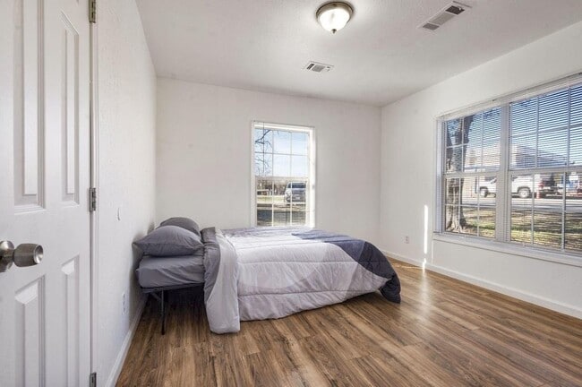 Building Photo - 472 E Main St