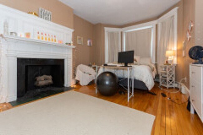 Building Photo - 5 Bed 2 Bath - Allston - 9/1