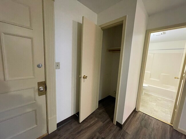 Building Photo - 521 Pine St