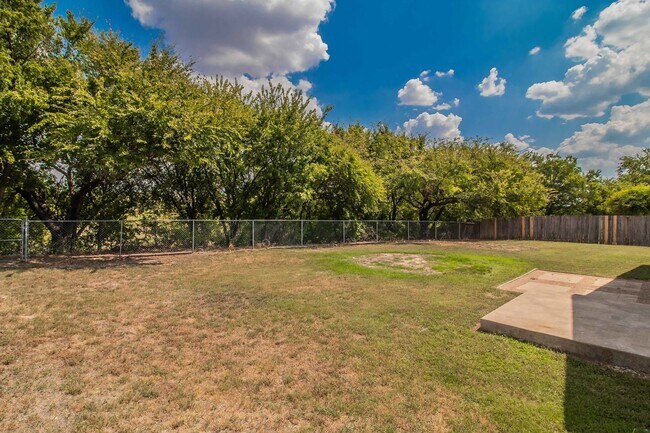 Building Photo - 437 Hillside Dr
