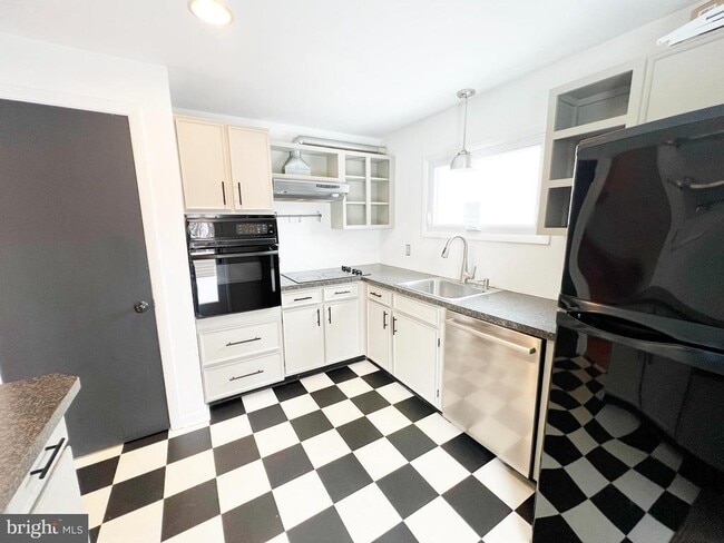 Building Photo - 450 Linden Ave