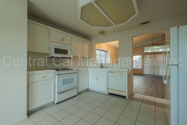 Building Photo - 3 Bedroom/2 Bath Home in RiverLakes - $225...