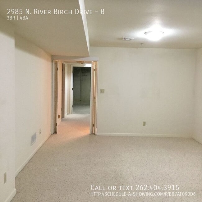 Building Photo - Huge condo with 2 car garage!