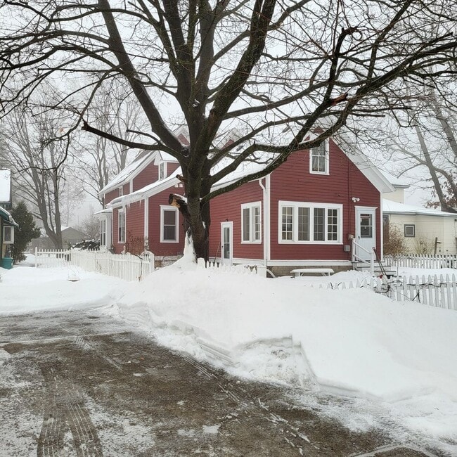 Building Photo - BEAUTIFUL 4 BEDROOM HOME NEAR DOWNTOWN CADILLAC