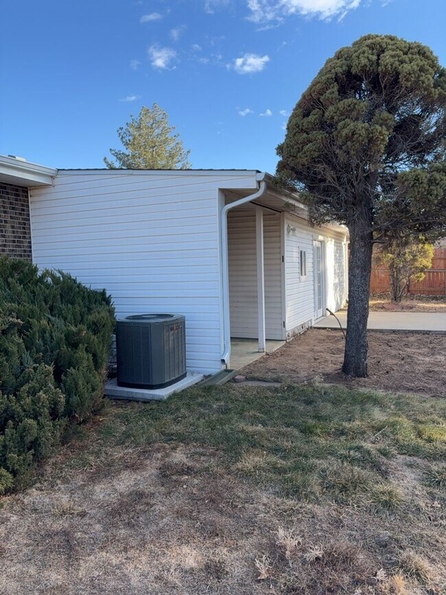 Building Photo - 3 Bedroom 2 Bathroom with 2 Car Garage