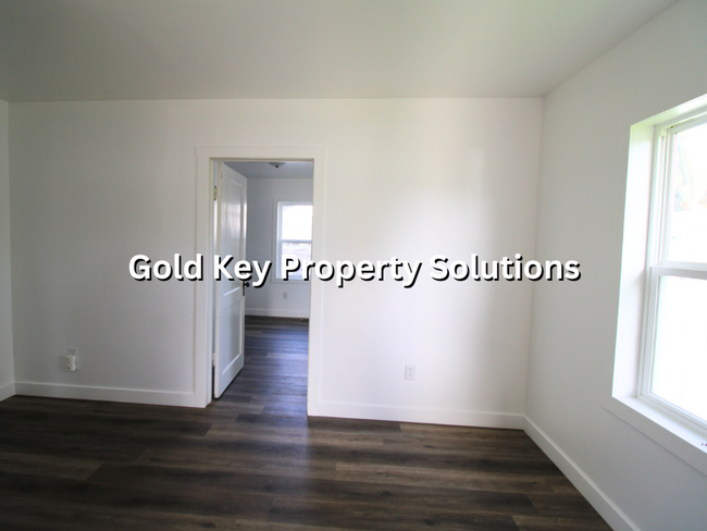 Building Photo - 2 Bed 1 Bath Home For Rent W/ Covered Fron...