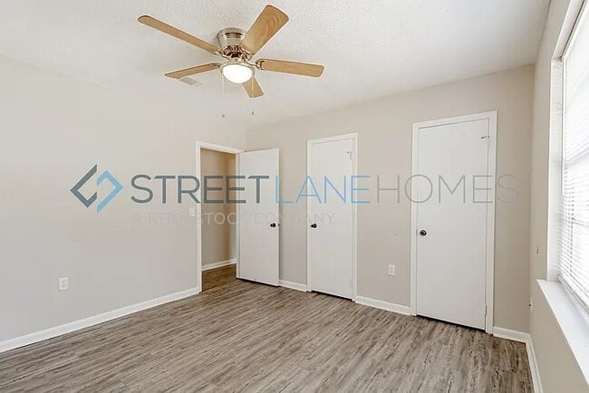 Building Photo - 120 Briarwood Dr