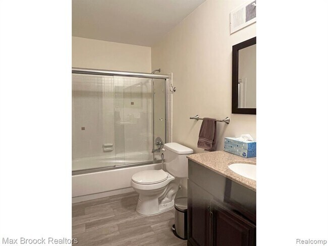 Building Photo - 801 W Long Lake Rd