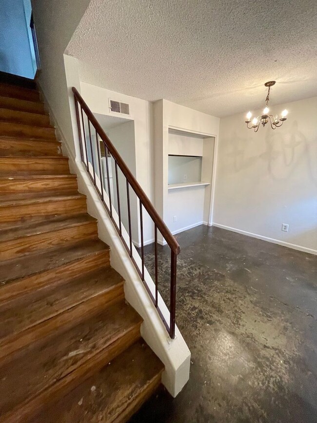 Building Photo - 2 Bed / 1 bath townhouse available now!