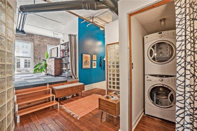 Building Photo - 215 Mitchell St SW