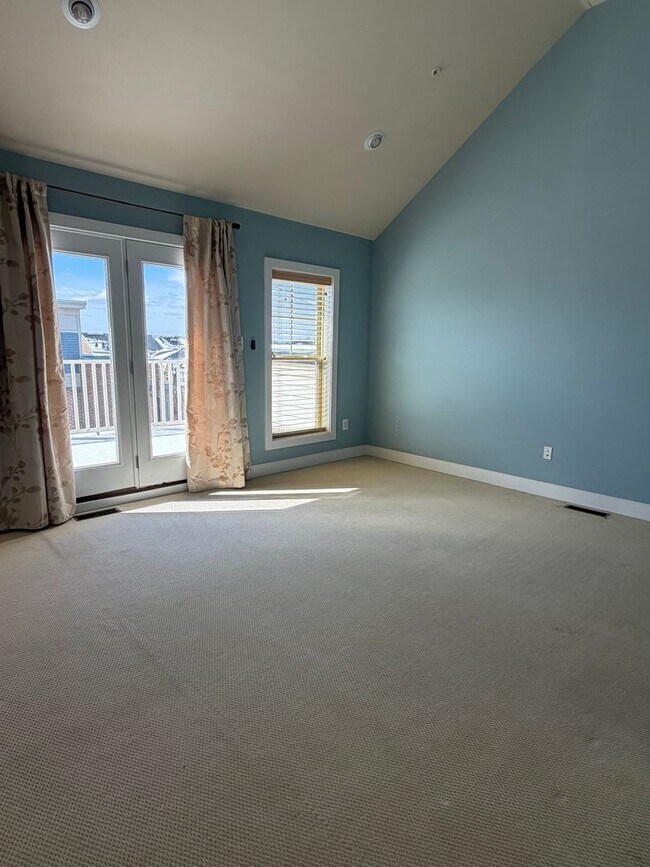 Building Photo - 4 LEVEL TOWNHOUSE WITH 2 CAR GARAGE, WALKING DISTANCE TO DOWNTOWN CROWN