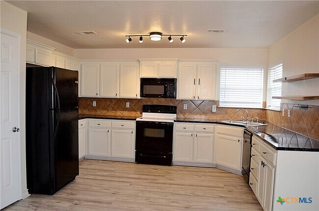 Building Photo - 2105 Merle Dr