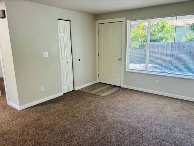 Building Photo - Cute 2 bedroom west Roseburg duplex with carport