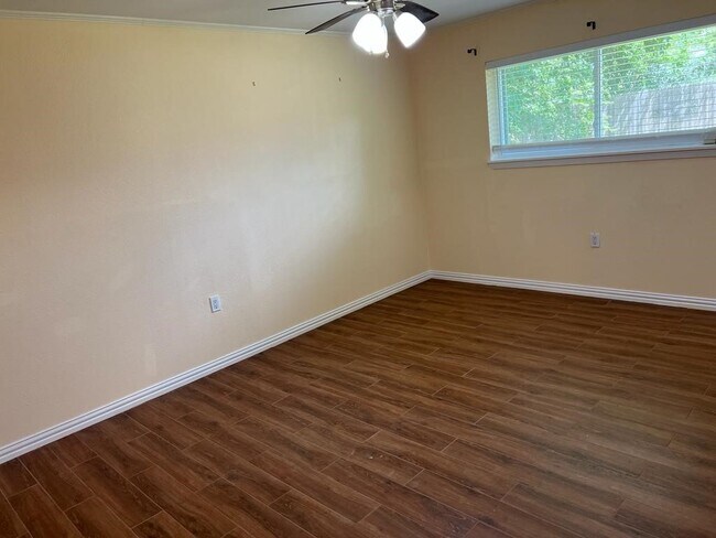 Building Photo - 5910 Dawnridge Dr