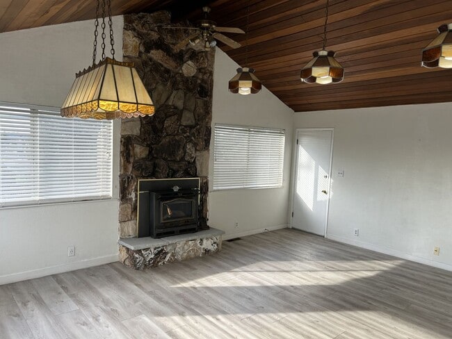 Building Photo - Well Maintained 3 Bedroom, 2 Bath Home