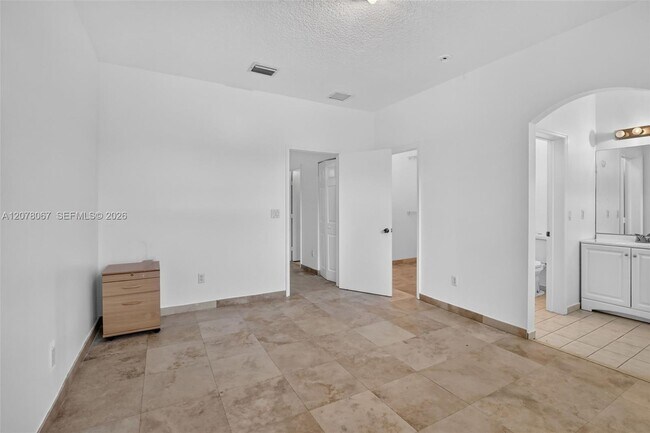Building Photo - 4927 N Harbor Isles Dr