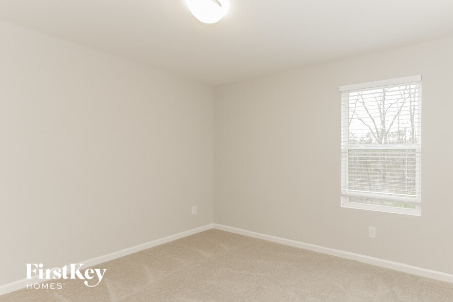 Building Photo - 10226 Holly Park Dr