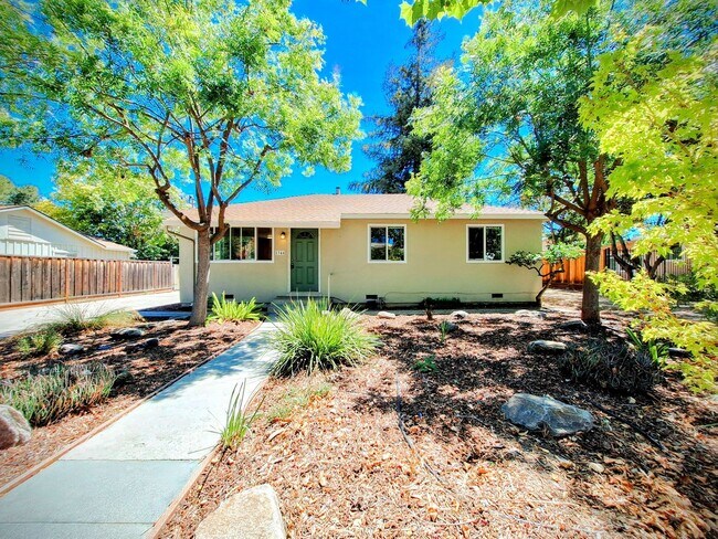 Building Photo - Country Style 3bd Home With Detached Garage