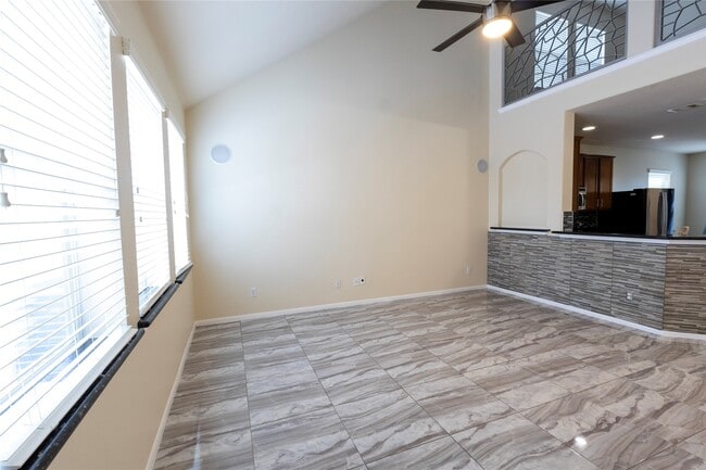 Building Photo - 6442 Wilshire Lakes