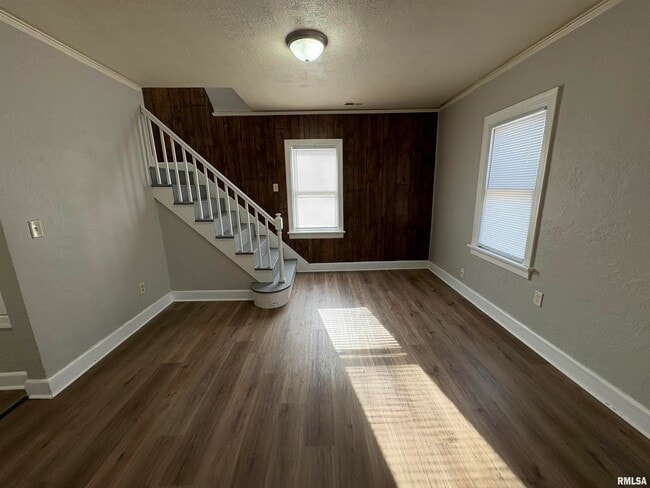 Building Photo - 2214 W Tripp Ave