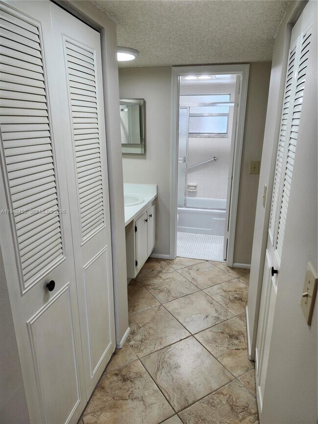 Building Photo - 9450 Poinciana Pl