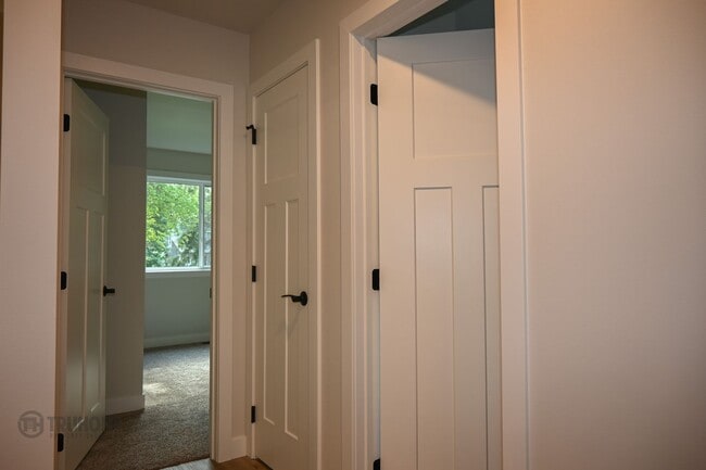 Building Photo - *RENT SPECIAL* Spacious 4 Bed, 2 Bath Sing...