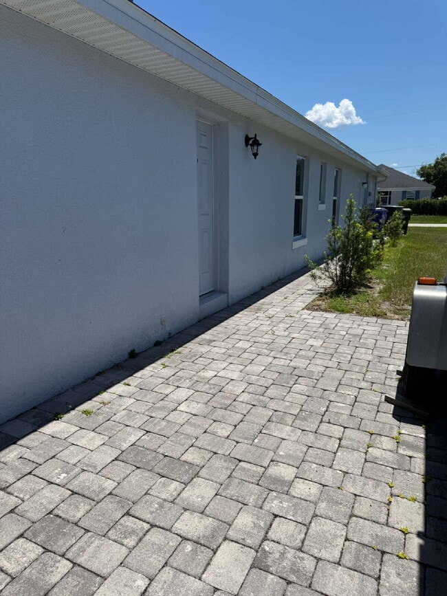 Building Photo - Beautiful and Spacious 3/2 with Separate Entrance 1/1 In-Law Suite, RV Parking