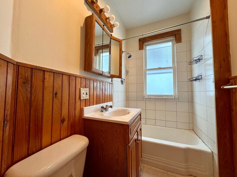 Building Photo - 144 Hillside St