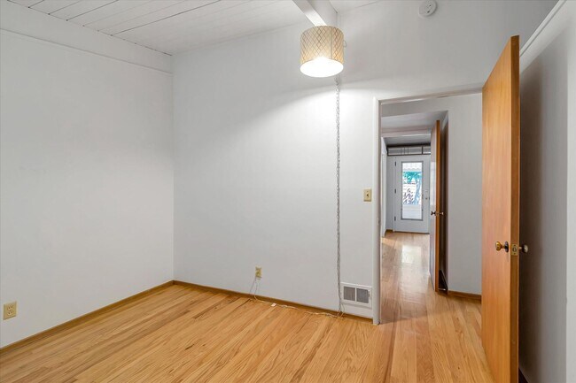 Building Photo - 3 Bedroom 2 Bath Home located in Palo Alto's Palo Verde Neighborhood!