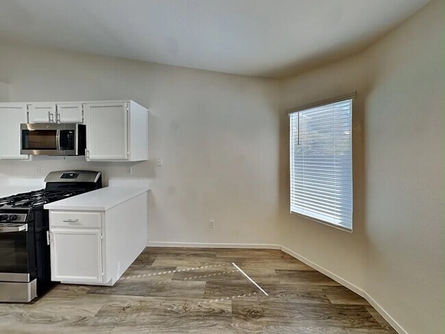 Building Photo - 6281 Hill Haven Ave