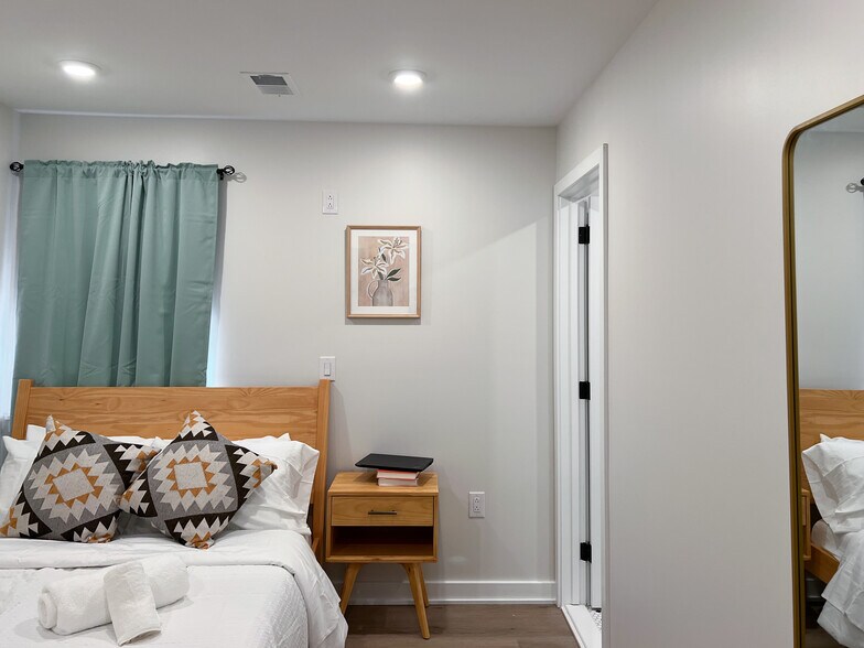 Bedroom 302 - 3814 Hamilton St