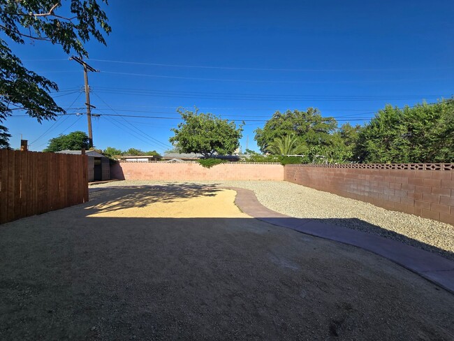 Building Photo - Spacious 4- Bedroom Remodeled Home in Palm...